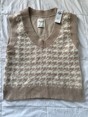 Abercrombie & Fitch - V-Neck Sleeveless Sweater Vest
